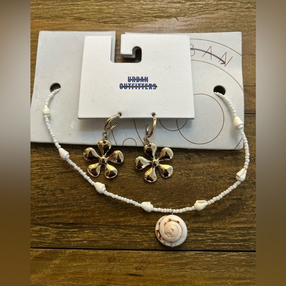 Urban Outfitters Bundle of Seashell necklace Gold flower/power earrings beach - Picture 7 of 7